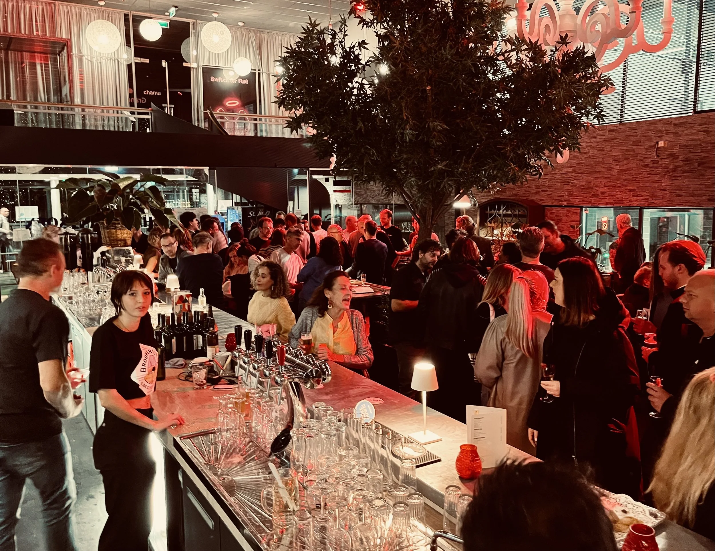 Drukke bar in de avond in Het Plantsoen